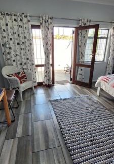 Langebaan Appartement | Lighthouse Cottage stone's throw from the beach