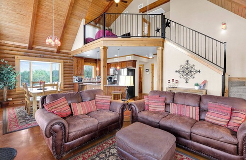 Johnson City Maison | Lighthouse Hill Ranch - Log Home - situated on 2001 acres!