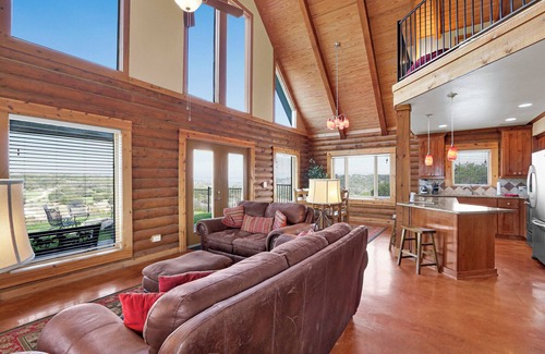 Johnson City Maison | Lighthouse Hill Ranch - Log Home - situated on 2001 acres!