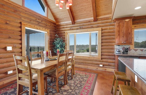 Johnson City Maison | Lighthouse Hill Ranch - Log Home - situated on 2001 acres!