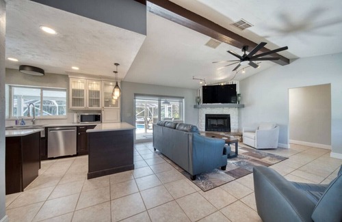 Bay Harbour Maison | Lighthouse Retreat With A Pool
