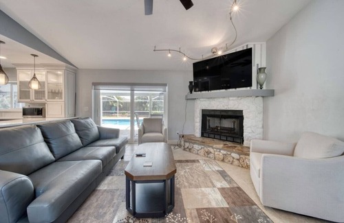 Bay Harbour Maison | Lighthouse Retreat With A Pool