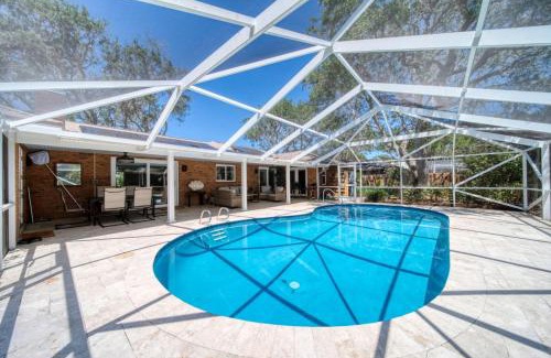 Bay Harbour Maison | Lighthouse Retreat With A Pool