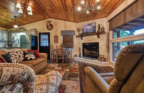 Deerfoot Park Estates Cabine | Lightning Bug Lodge - Cozy Mountain Cabin, Peaceful/Quiet Area, Hot tub!