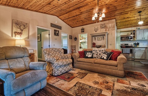 Deerfoot Park Estates Cabine | Lightning Bug Lodge - Cozy Mountain Cabin, Peaceful/Quiet Area, Hot tub!