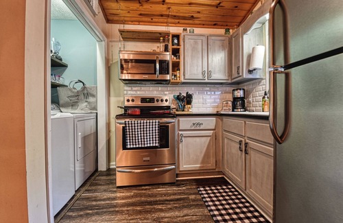 Deerfoot Park Estates Cabine | Lightning Bug Lodge - Cozy Mountain Cabin, Peaceful/Quiet Area, Hot tub!