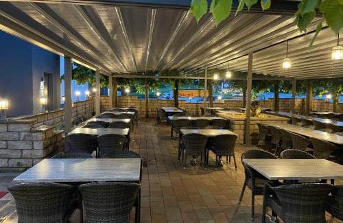Wenden Appartement | LIGHTPLACE Große Unterkunft 3 Schlafzimmer Boxspring Smart TV Biergarten Restaurant