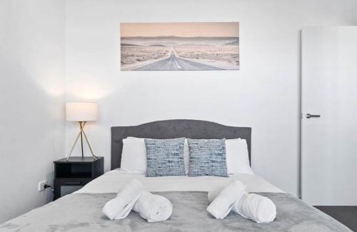 Lightsview Appartement | Lightview Oasis- Modern 2BR Apt- WiFi & Parking