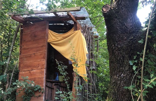 Rennes-les-Bains Appartement | Like a cabin, between forest and river, with a terrace facing the garden.