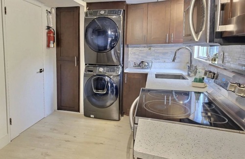 District of North Vancouver Appartement | Like new Suite with full kitchen and private bath