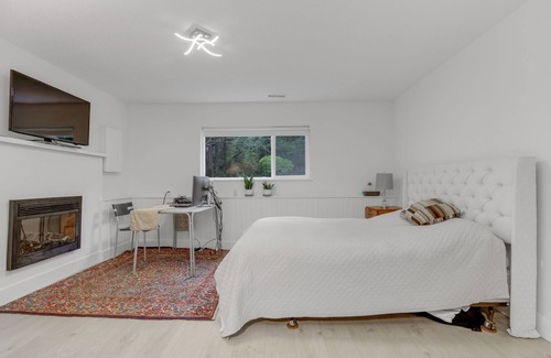 District of North Vancouver Appartement | Like new Suite with full kitchen and private bath