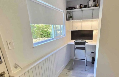 District of North Vancouver Appartement | Like new Suite with full kitchen and private bath