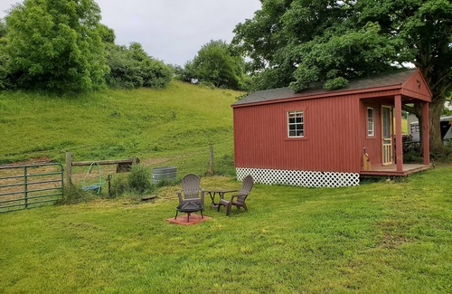 Lewisburg Cabine | Lil Red Ranch House donc isolé mais à seulement 10 minutes de la ville.