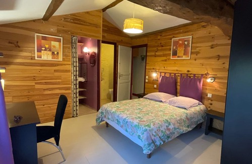 Saint-Jean-de-Sauves Maison | SUITE LILAS WC ET SALLE D'EAU PRIVATIF