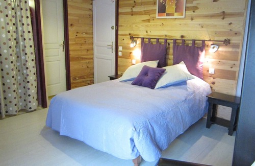 Saint-Jean-de-Sauves Maison | SUITE LILAS WC ET SALLE D'EAU PRIVATIF
