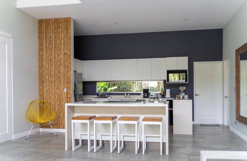 Cahuita Maison | Lilan Nature, Maison Moderne N ° 1 avec piscine privée, A / C et Wifi