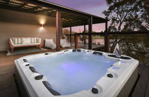 Keinbah Maison | Lilies Lakeside Spa Villa - 2 Bedroom - Escape in style to Lilies luxury retreat