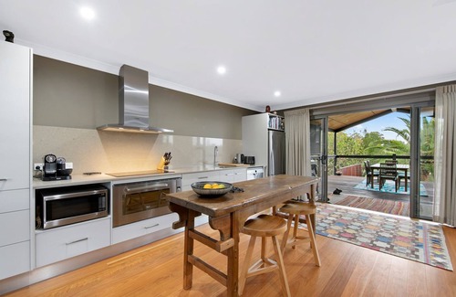 Keinbah Maison | Lilies Luxury Pool Retreat Lakeside on Lovedale 5 star