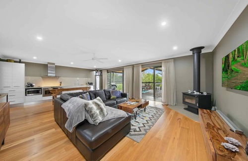 Keinbah Maison | Lilies Poolside Villa - Romance and tranquility in the heart of Lovedale