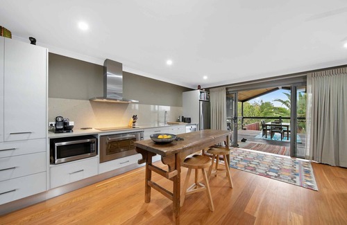 Keinbah Maison | Lilies Poolside Villa - Romance and tranquility in the heart of Lovedale
