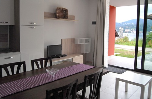 Pella Appartement | Appartement "Lilla" dans villa avec vue lac, parking et plage privée