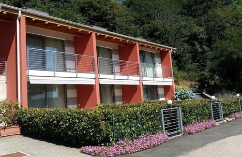 Pella Appartement | Appartement "Lilla" dans villa avec vue lac, parking et plage privée