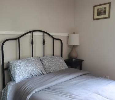 Southwest Calgary Maison | Lily room near golf and banff newly renovated VERY Quiet