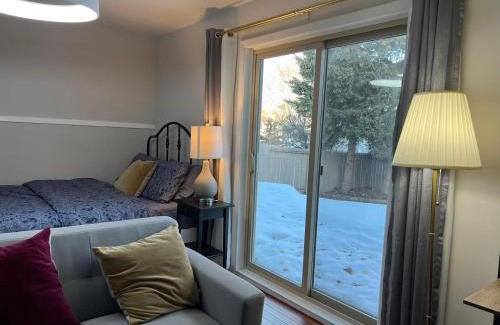 Southwest Calgary Maison | Lily room near golf and banff newly renovated VERY Quiet