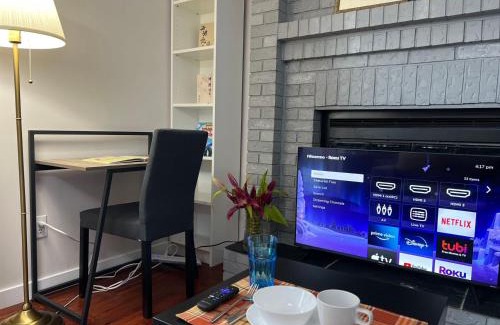 Southwest Calgary Maison | Lily room near golf and banff newly renovated VERY Quiet