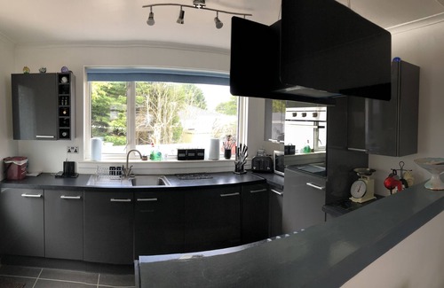 Carluke Maison | Inviting 3-Bed House in Law Village, Carluke