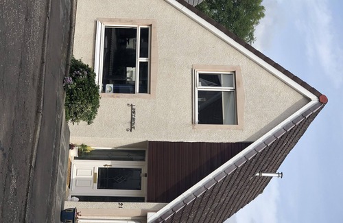 Carluke Maison | Inviting 3-Bed House in Law Village, Carluke