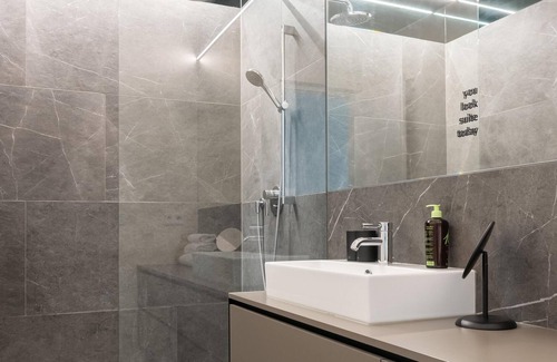 Innere Stadt Appartement | limehome Linz Schillerstr | Suite M with sofa bed