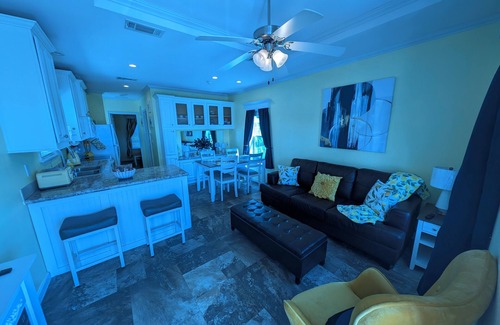 Deltona Lakes Cabine | "Limon Lodge" 70" TV, Central AC, WiFi ,Private patio, Free parking. Quiet...