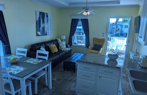 Deltona Lakes Cabine | "Limon Lodge" 70" TV, Central AC, WiFi ,Private patio, Free parking. Quiet...
