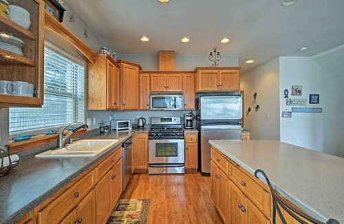 Lincoln City Maison | Lincoln City Beach House. Decks, views & surf sounds.