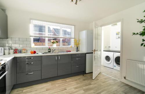 Lincoln Maison | Lincoln Spacious Accommodation Sleeps 6 Free Wi-Fi TV Free Parking Long Term Stay