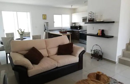 Queretaro Maison | Linda casa en fraccionamiento con alberca