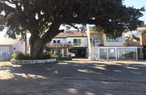 Sao Lourenco do Sul Maison | Linda casa para temporada em FRENTE A PRAIA em São Lourenço do Sul
