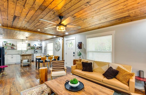 Lindale Maison | Lindale Vacation Rental with Deck and Grill!