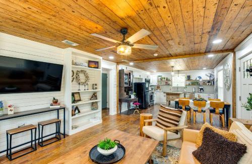 Lindale Maison | Lindale Vacation Rental with Deck and Grill!