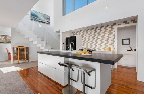 Hilltop Maison | Base: 6 Extra: $60 165 Lake Terrace