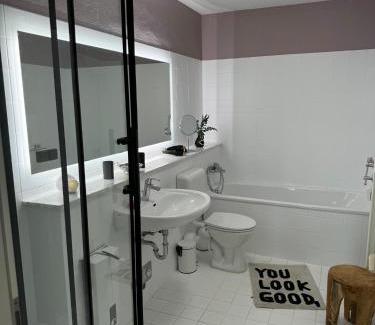 Minden Appartement | Lio Suite Design Apartment Balkon Netflix