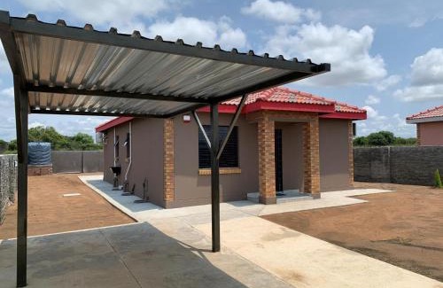 Moses Kotane Appartement | Lion House, 3 bedroom House next to Pilanesberg and Sun City
