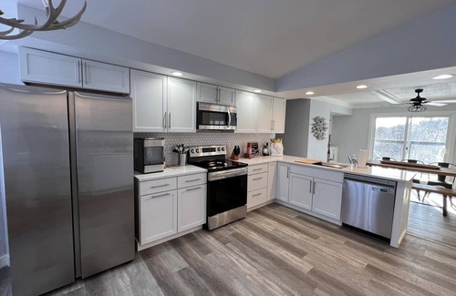 King Maison | Lion on Otter Lake/Chain O' Lakes Waupaca/Waterfront/Pet Friendly/Private Pier