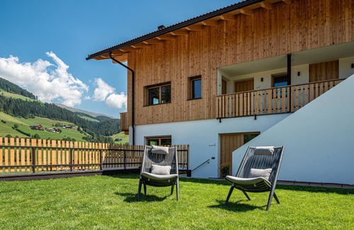Santa Maddalena Appartement | Appartement Reguz avec vue sur les montagnes, jardin, terrasse, sauna et Wi-Fi.