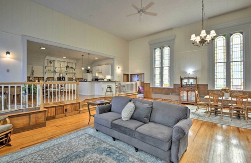 Lisle Appartement | Lisle Apt: Fireplace & Stained Glass Windows!