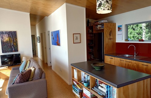 Waikawau Maison | Little Bay Eco House - Kaka Cottage overlooking the ocean and up in the trees