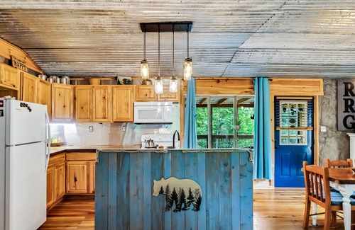 Frenchburg Cabine | Little Bear Cabin @ RRG-Dog Friendly-Hot Tub & Pond!
