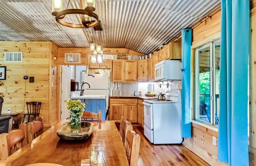 Frenchburg Cabine | Little Bear Cabin @ RRG-Dog Friendly-Hot Tub & Pond!