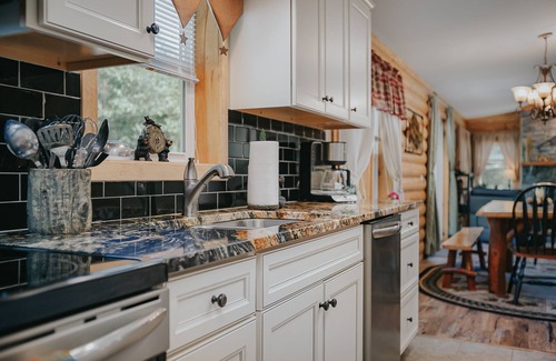 New Tripoli Cabine | Little Bear Lodge avec Babbling Brook sur 3+ Acres Lehigh Valley / Allentown, PA